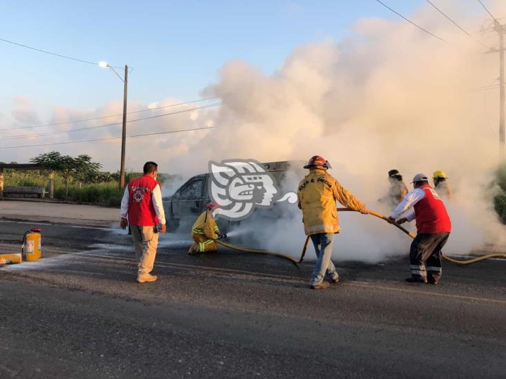 Arde camioneta de Cometra en la antigua Minatitlán-Coatzacoalcos