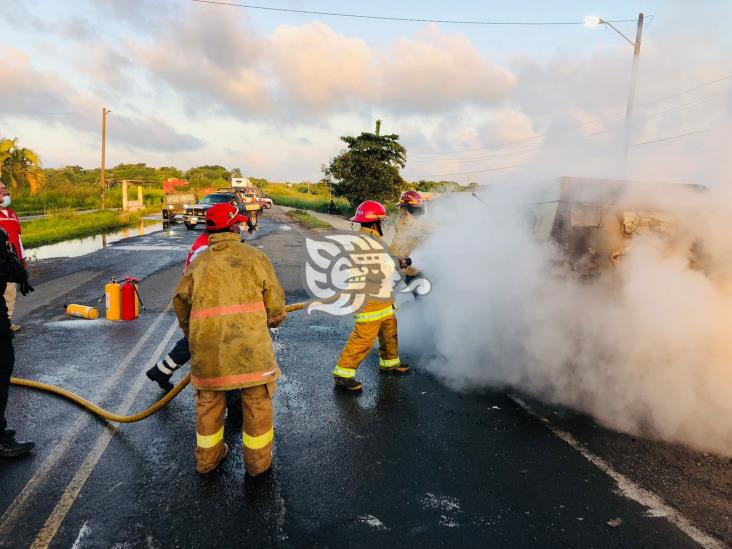 Arde camioneta de Cometra en la antigua Minatitlán-Coatzacoalcos