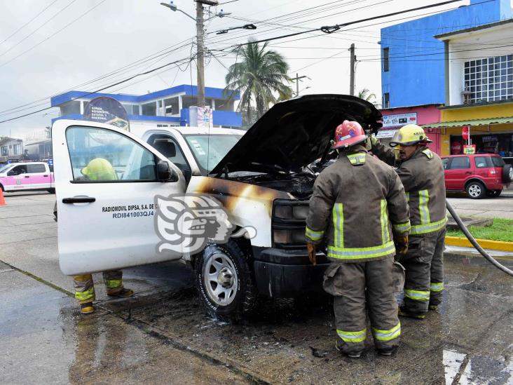 Se incendia camioneta frente a CMAS Coatzacoalcos