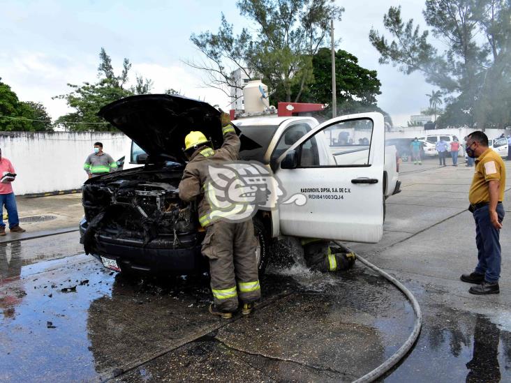 Se incendia camioneta frente a CMAS Coatzacoalcos