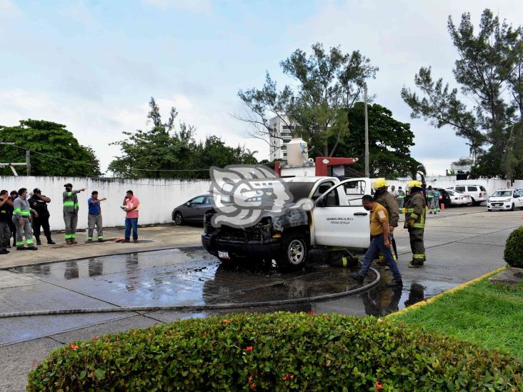 Se incendia camioneta frente a CMAS Coatzacoalcos