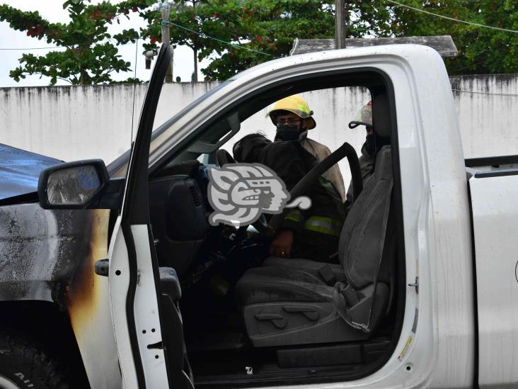 Se incendia camioneta frente a CMAS Coatzacoalcos