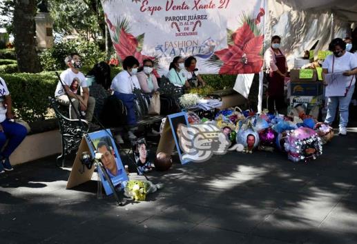 Colocan en Xalapa esferas al árbol de la esperanza por desaparecidos de Veracruz