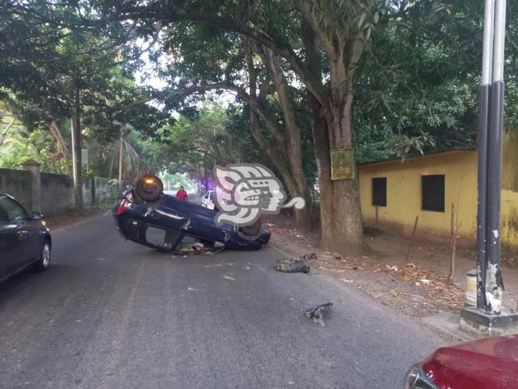 Se vuelca automóvil en Playa de Vacas