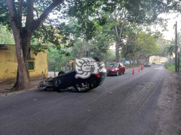 Se vuelca automóvil en Playa de Vacas