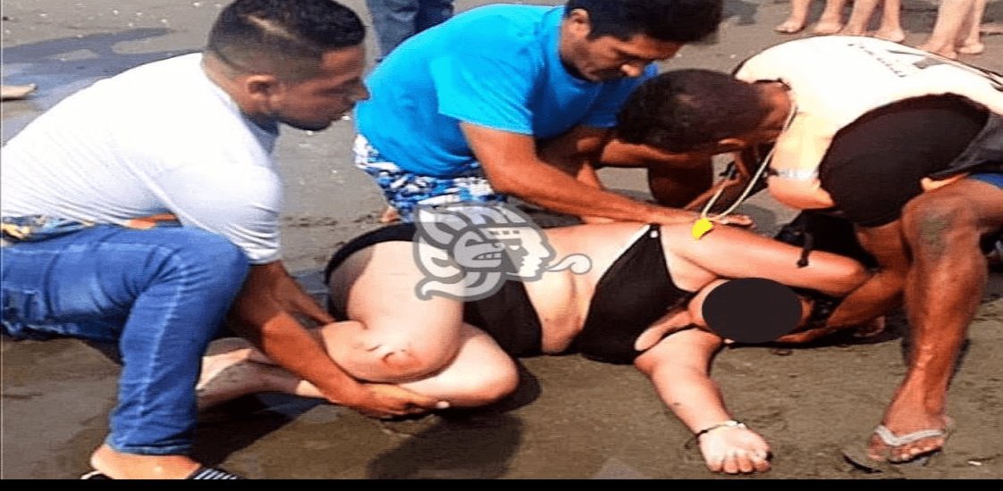 Rescatan a turista de morir ahogada en playa de Chachalacas