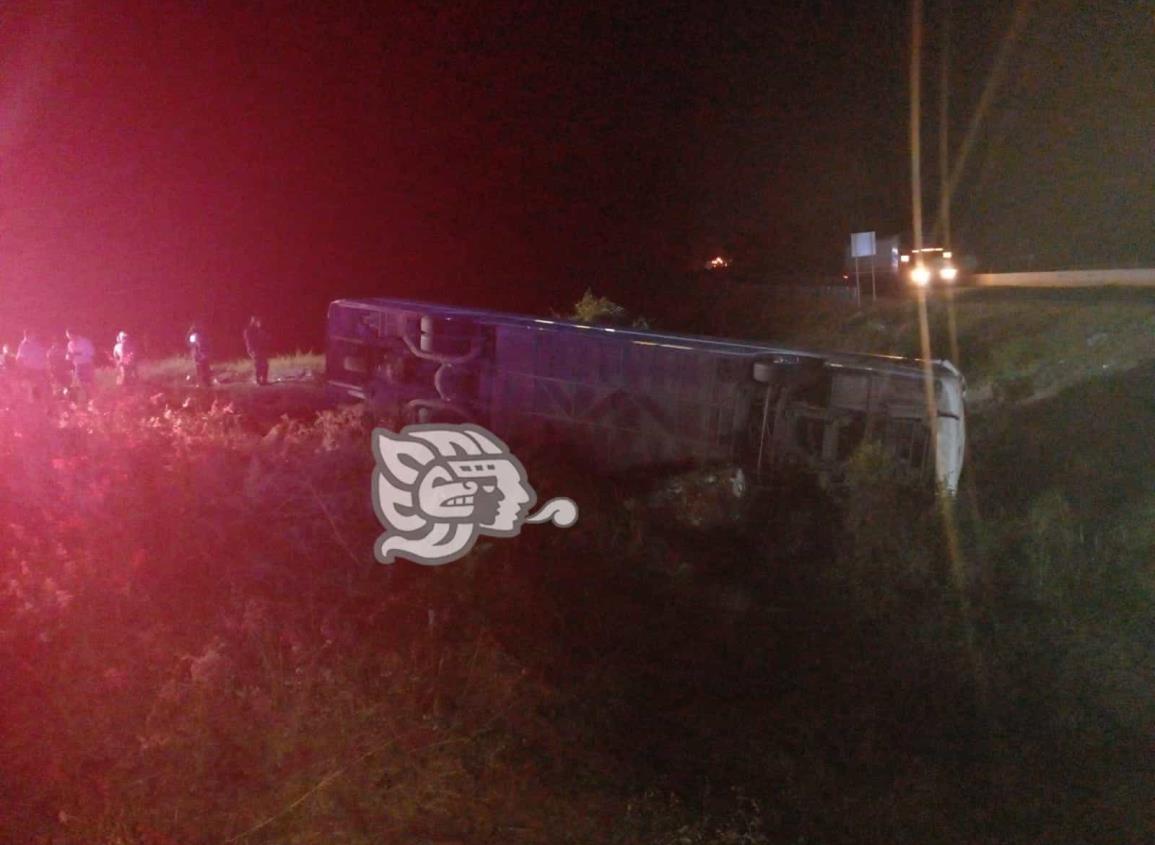 Vuelca autobús, 3 muertos y 30 lesionados en La Tinaja-Veracruz