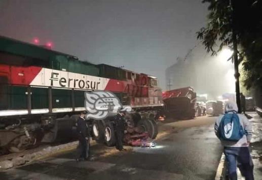 Chocan tren carguero y tráiler en Orizaba; no hay lesionados