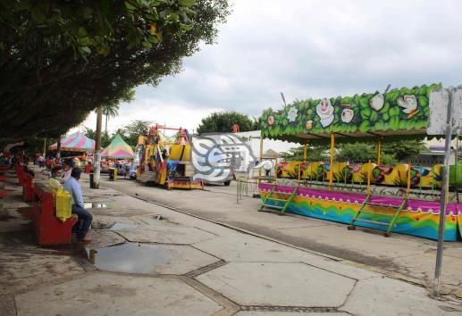 Feria provoca caos vial en el primer cuadro de Las Choapas