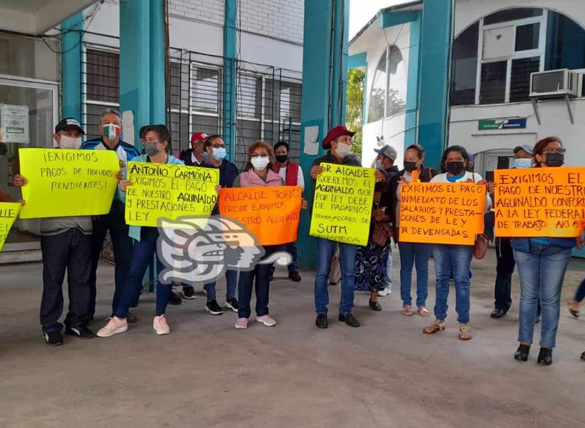 En Chinameca, se manifiestan empleados municipales por falta de pago de aguinaldo