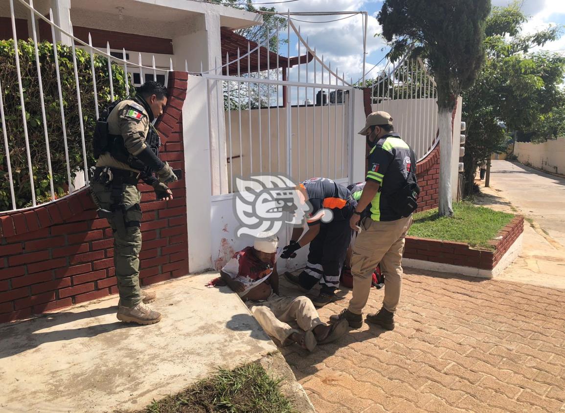 Minatitleco en situación de calle herido tras caída en Acayucan