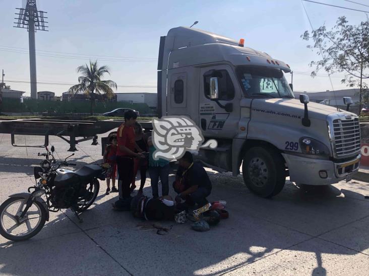 Choque entre motociclista y tráiler, deja dos personas lesionadas