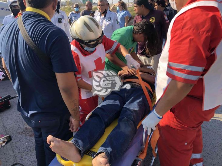 Choque entre motociclista y tráiler, deja dos personas lesionadas