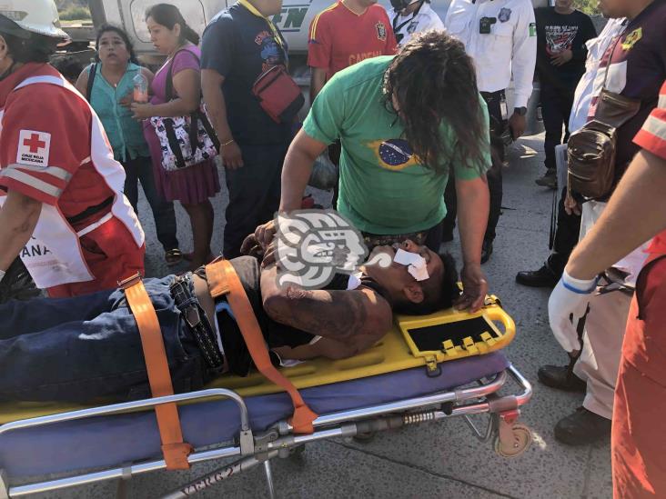 Choque entre motociclista y tráiler, deja dos personas lesionadas