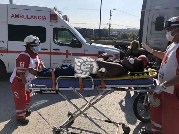 Choque entre motociclista y tráiler, deja dos personas lesionadas