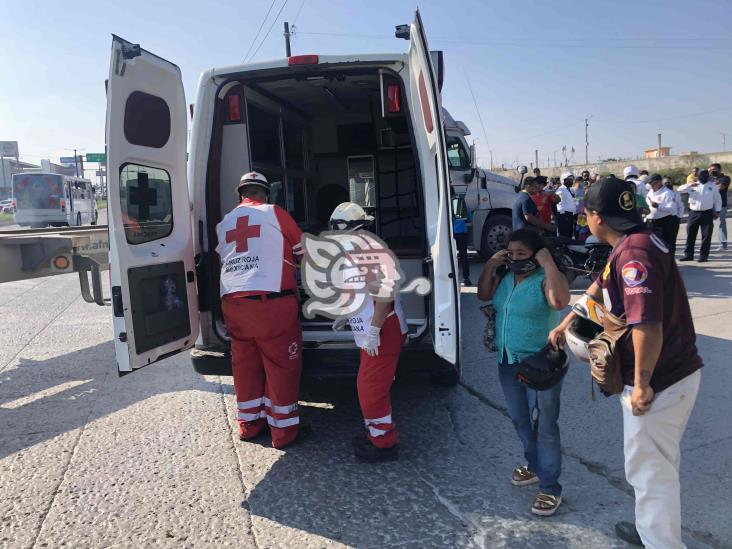 Choque entre motociclista y tráiler, deja dos personas lesionadas