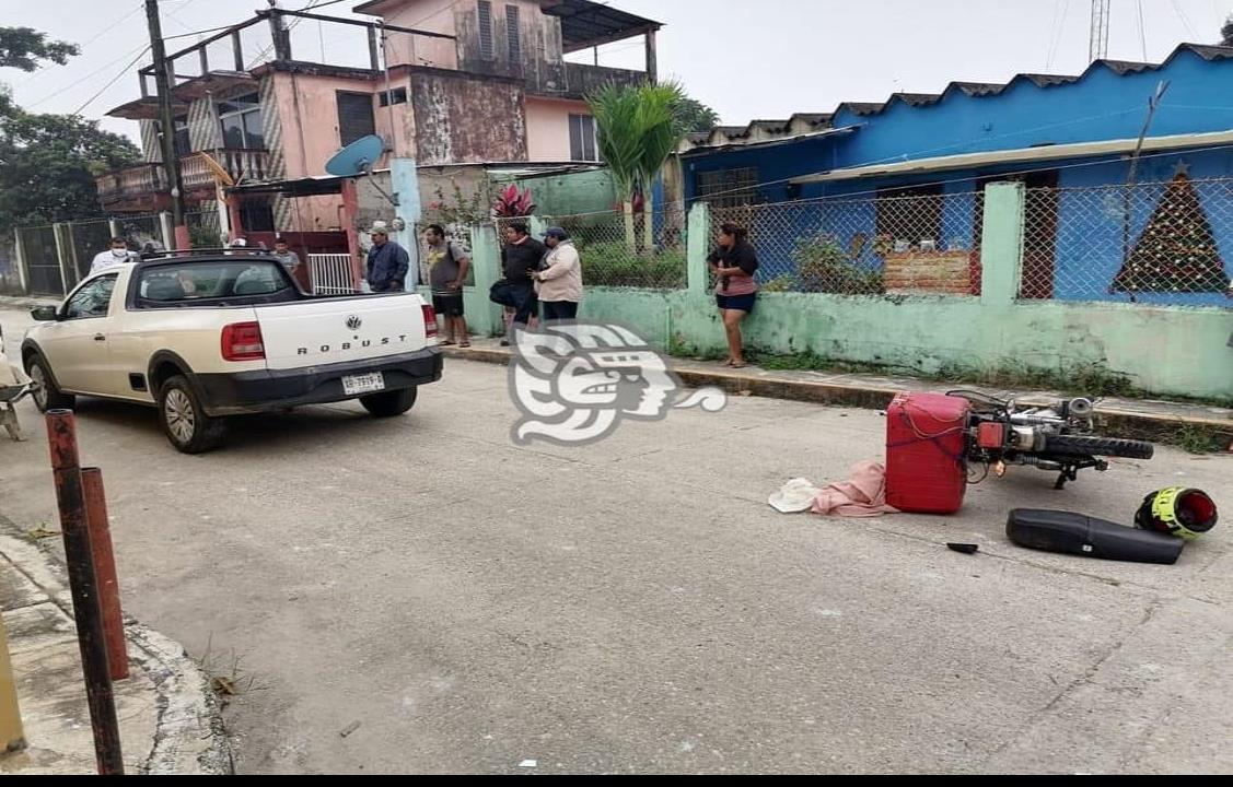 Mototortillero herido al ser impactado por camioneta en Las Choapas