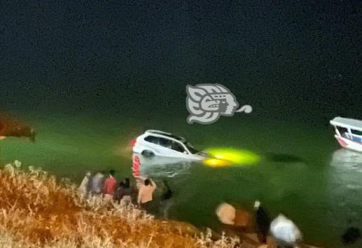 Con todo y BMW, ebrio conductor termina en presa de Tenango