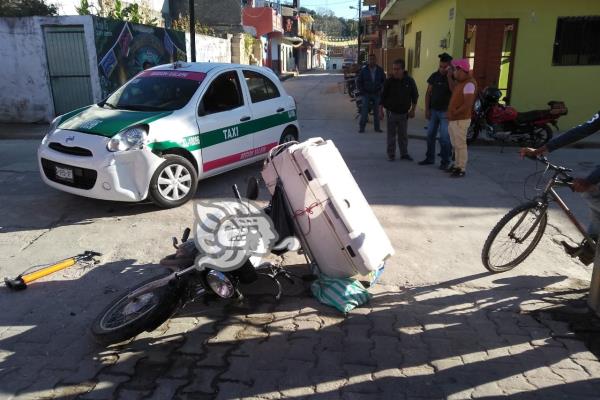 Embisten a mototortillero en calles de Acatlán