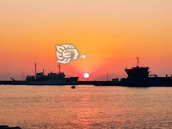 A las 07:02 horas, primer amanecer del 2022 en el puerto de Veracruz
