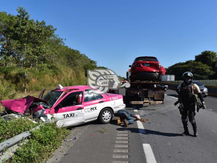 Encapuchados bloquean autopista; consuman asalto y causan accidentes