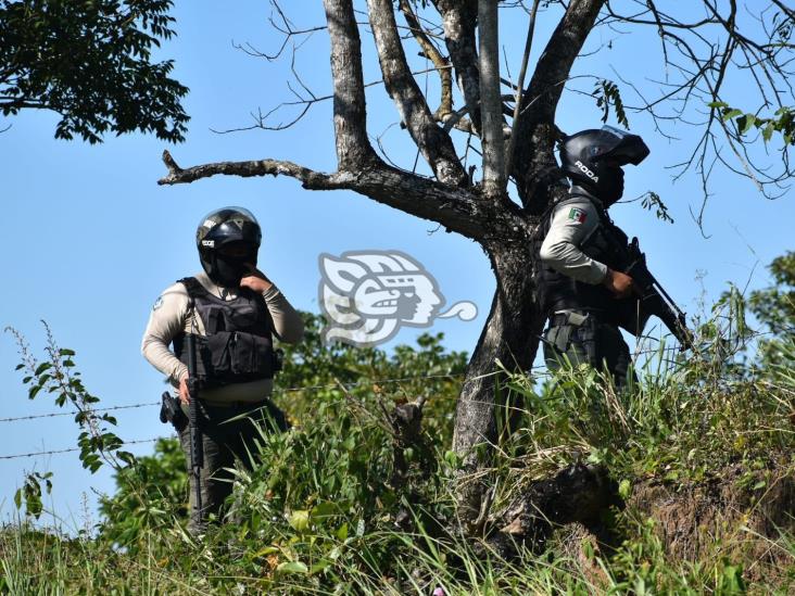 Encapuchados bloquean autopista; consuman asalto y causan accidentes