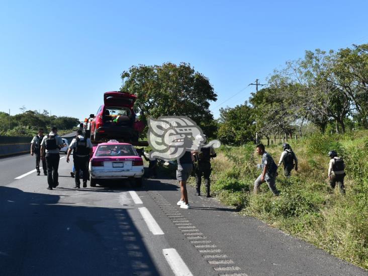 Encapuchados bloquean autopista; consuman asalto y causan accidentes