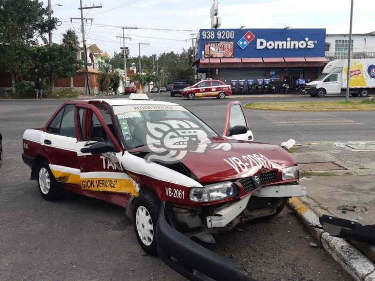 Choque entre dos unidades deja severos daños materiales en Veracruz