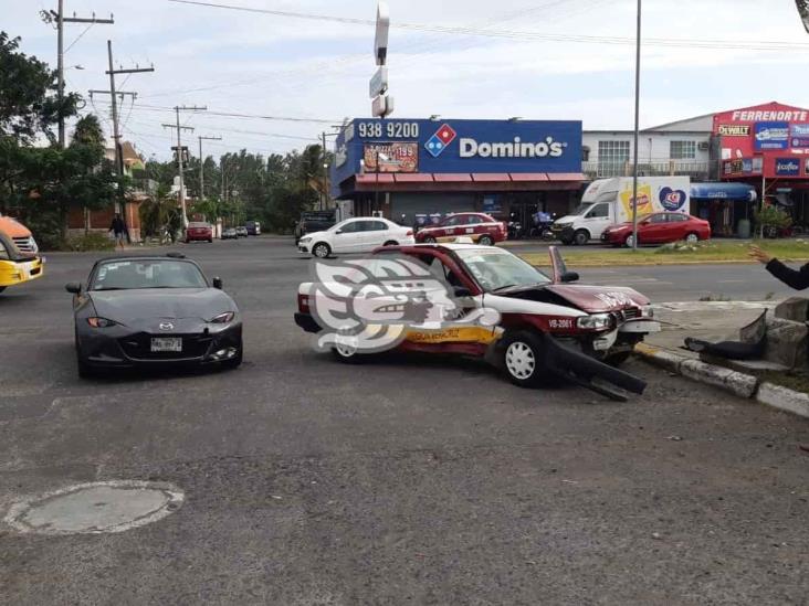 Choque entre dos unidades deja severos daños materiales en Veracruz