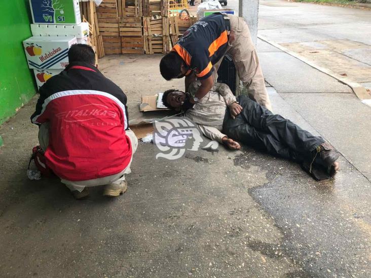 Atienden a par de hombres por sufrir caídas en Acayucan