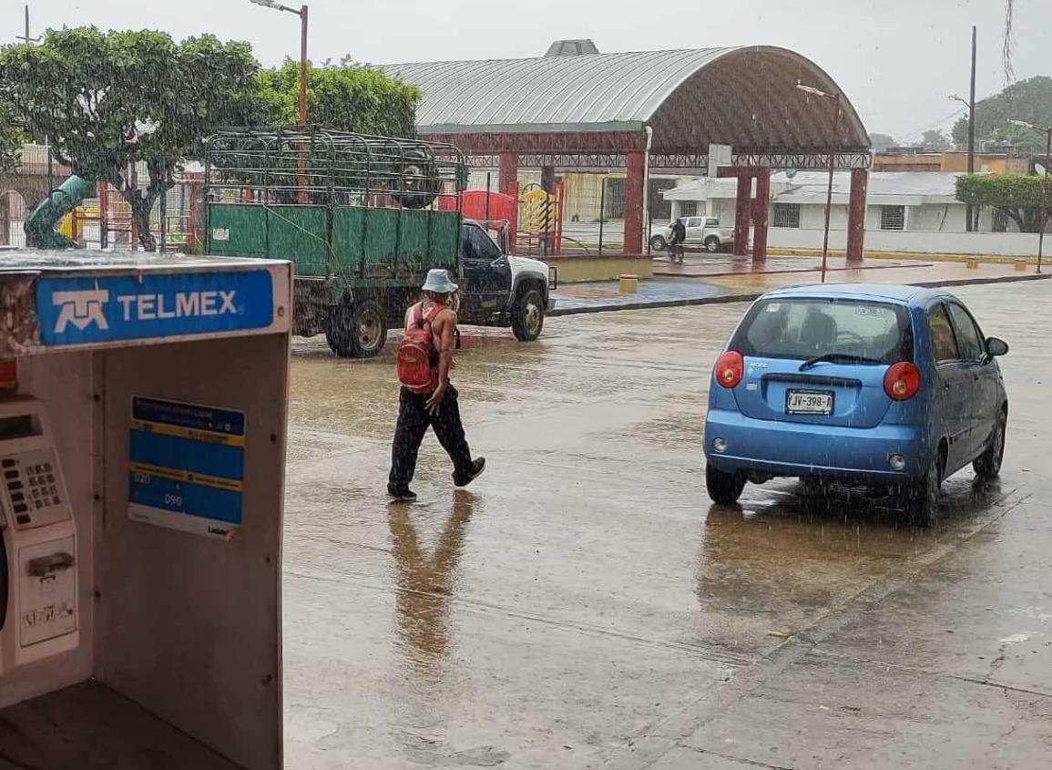 Enfermo mental dañó parabrisas de un taxi y atacó a pedradas a una mujer