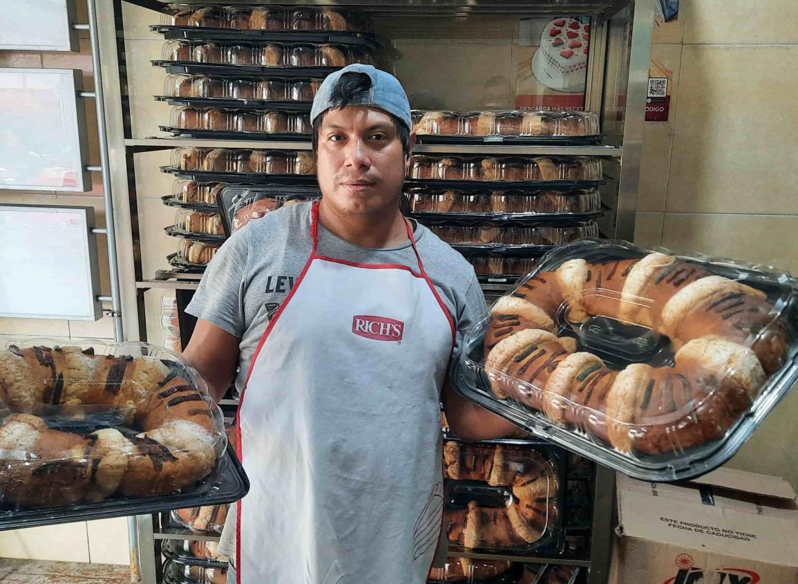 Panadero suma 8 años cumpliendo con la tradición de la Rosca de Reyes