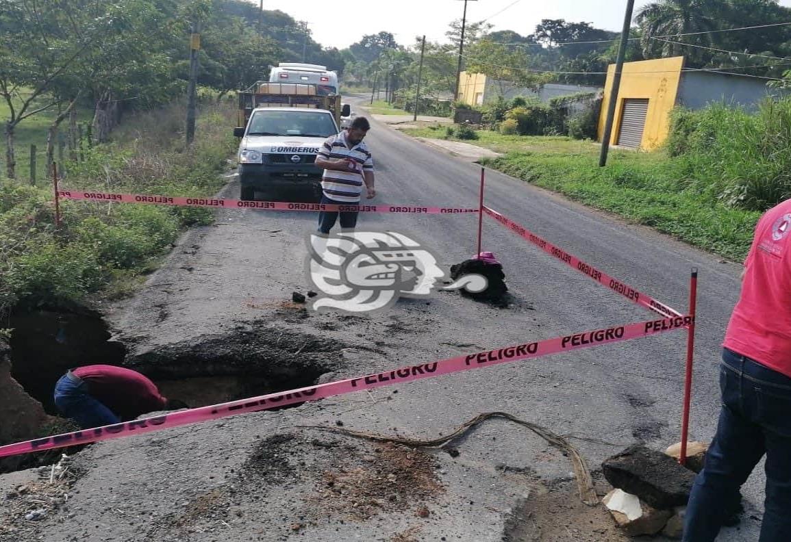 Por deslave, acordonan tramo de carretera Las Choapas-Paralelo