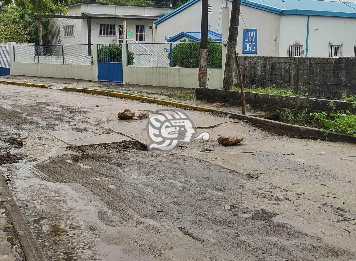 Automovilistas exigen solución a daños en calles de Villa Cuichapa