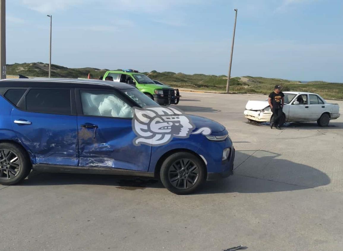 Camioneta choca contra Tsuru en el Malecón de Coatzacoalcos