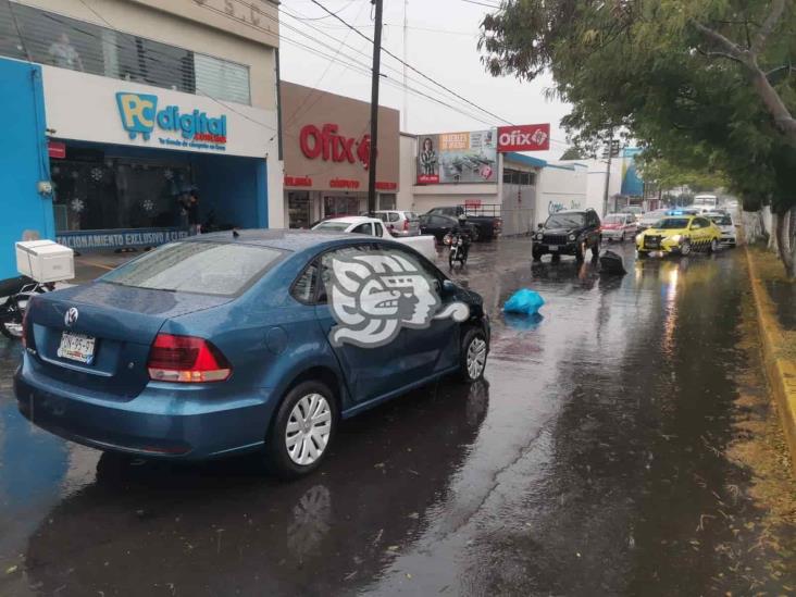 Choque entre dos unidades deja severos daños materiales en Veracruz