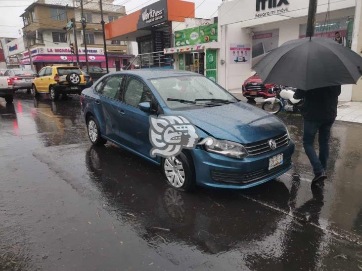 Choque entre dos unidades deja severos daños materiales en Veracruz