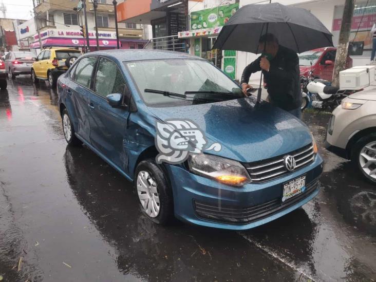 Choque entre dos unidades deja severos daños materiales en Veracruz