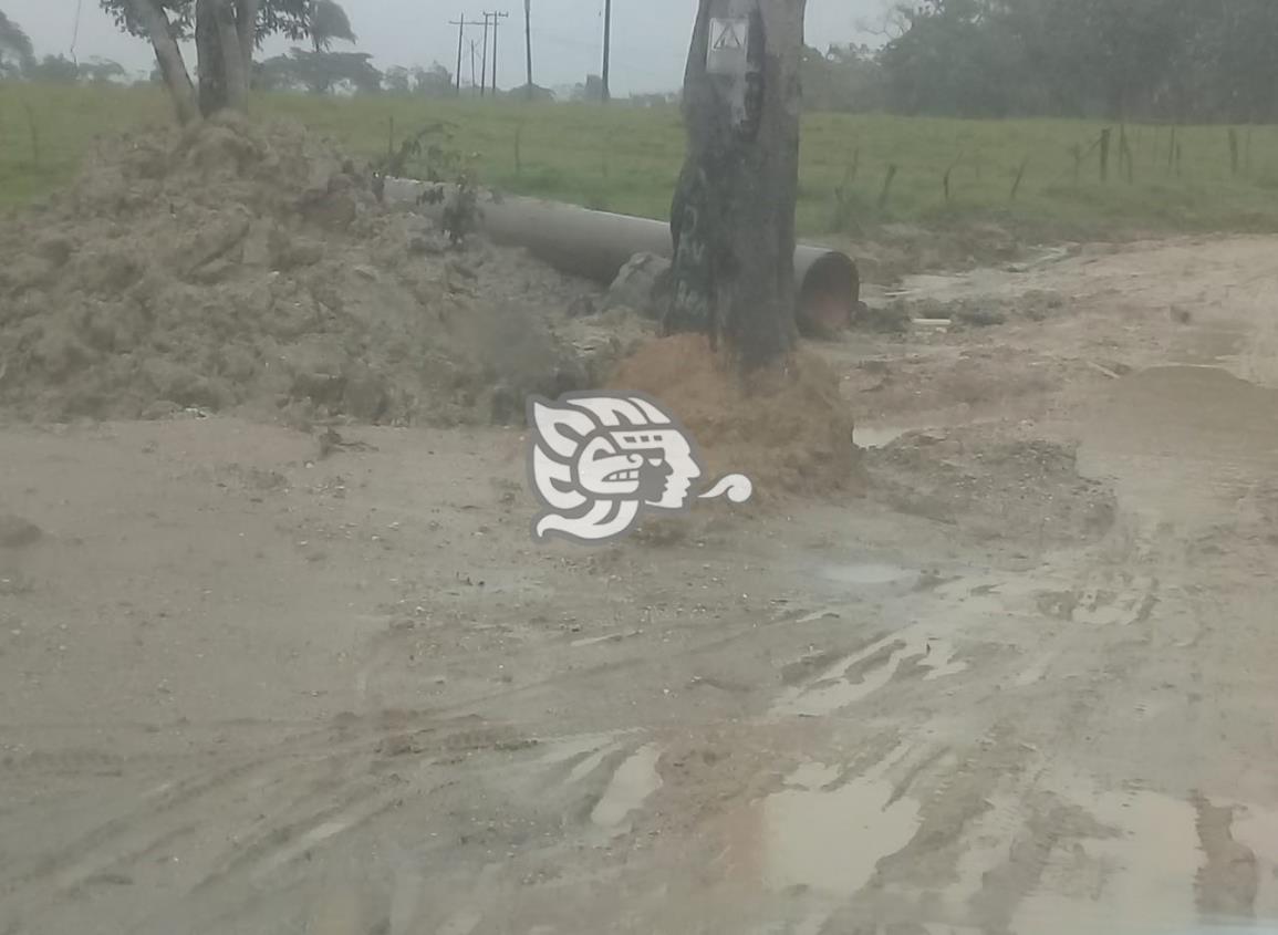 Compañía destruye camino alterno en área rural de Minatitlán