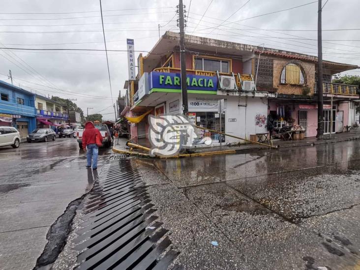 Frente Frío 21 tira semáforo, anuncios y vuela láminas en Nanchital