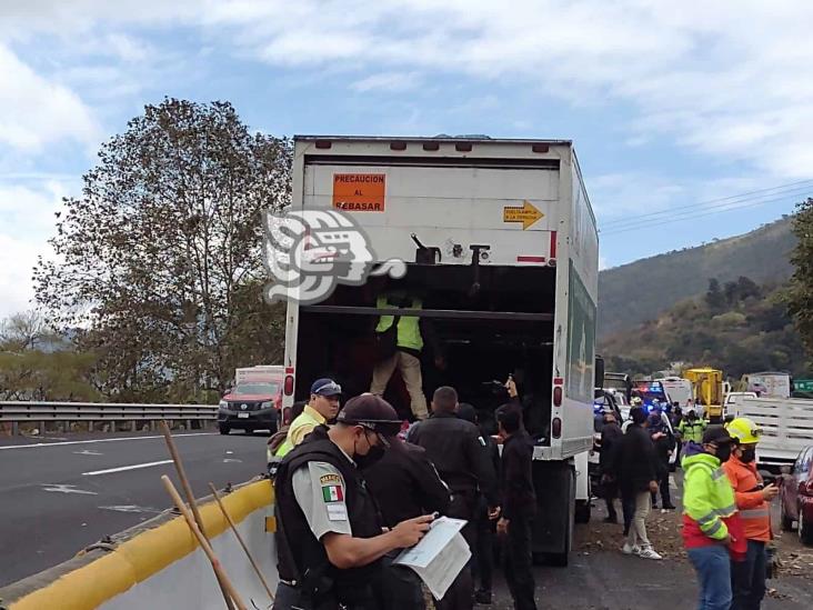 En la Córdoba-Puebla, se accidenta tráiler con migrantes