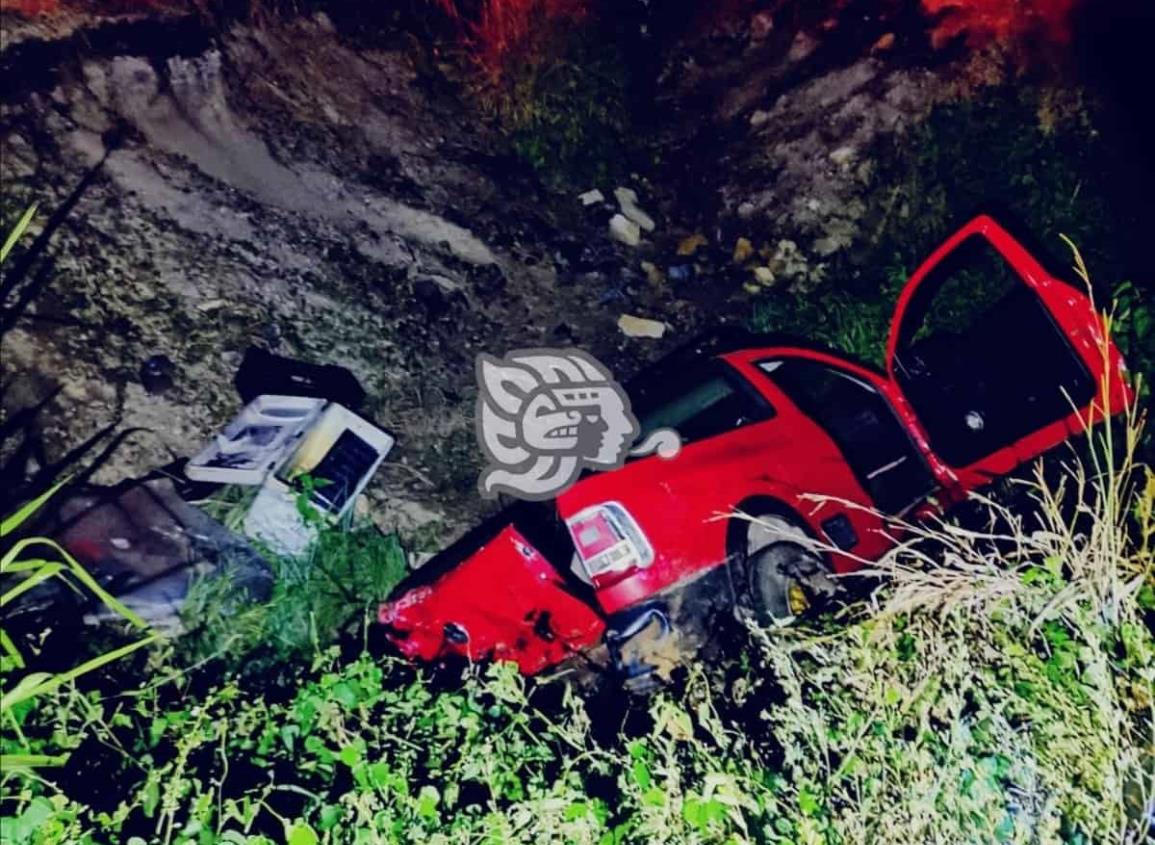 Camioneta termina en cuneta de la carretera Acayucan — Cosoleacaque