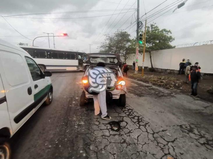 Conductor de tráiler ocasiona accidente en carretera federal Veracruz-Xalapa