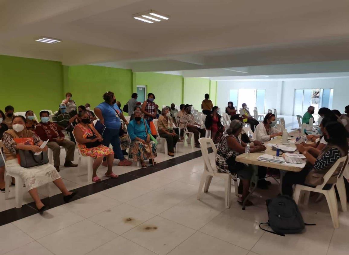 En Nanchital reciben planillas del programa de pensiones para adultos mayores