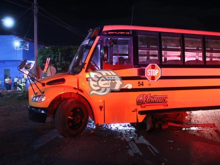 Muere hombre prensado tras impactar su automóvil contra camión