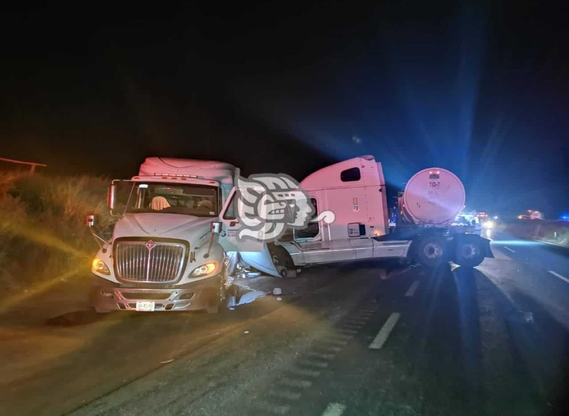 Daños cuantiosos tras choque de tractocamiones en autopista de Acayucan