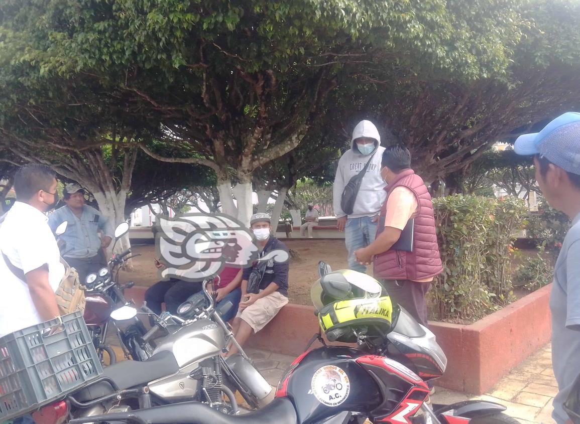 Protestan frente al palacio de Jáltipan por detención de motociclista