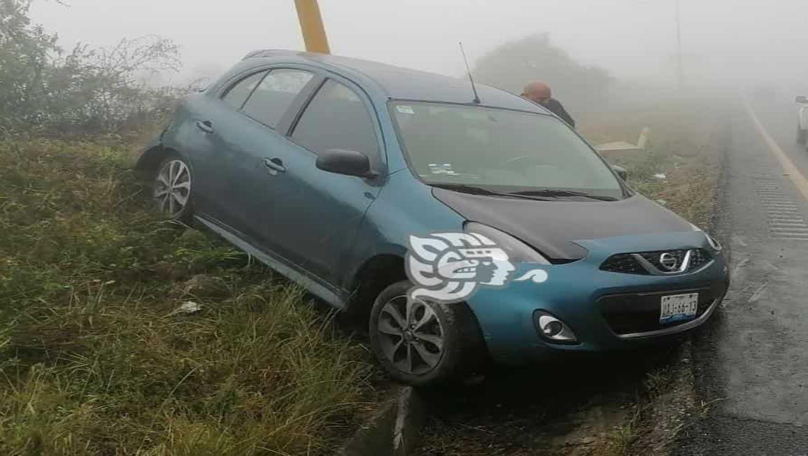 Vehículo termina fuera de carretera en Cumbres de Maltrata