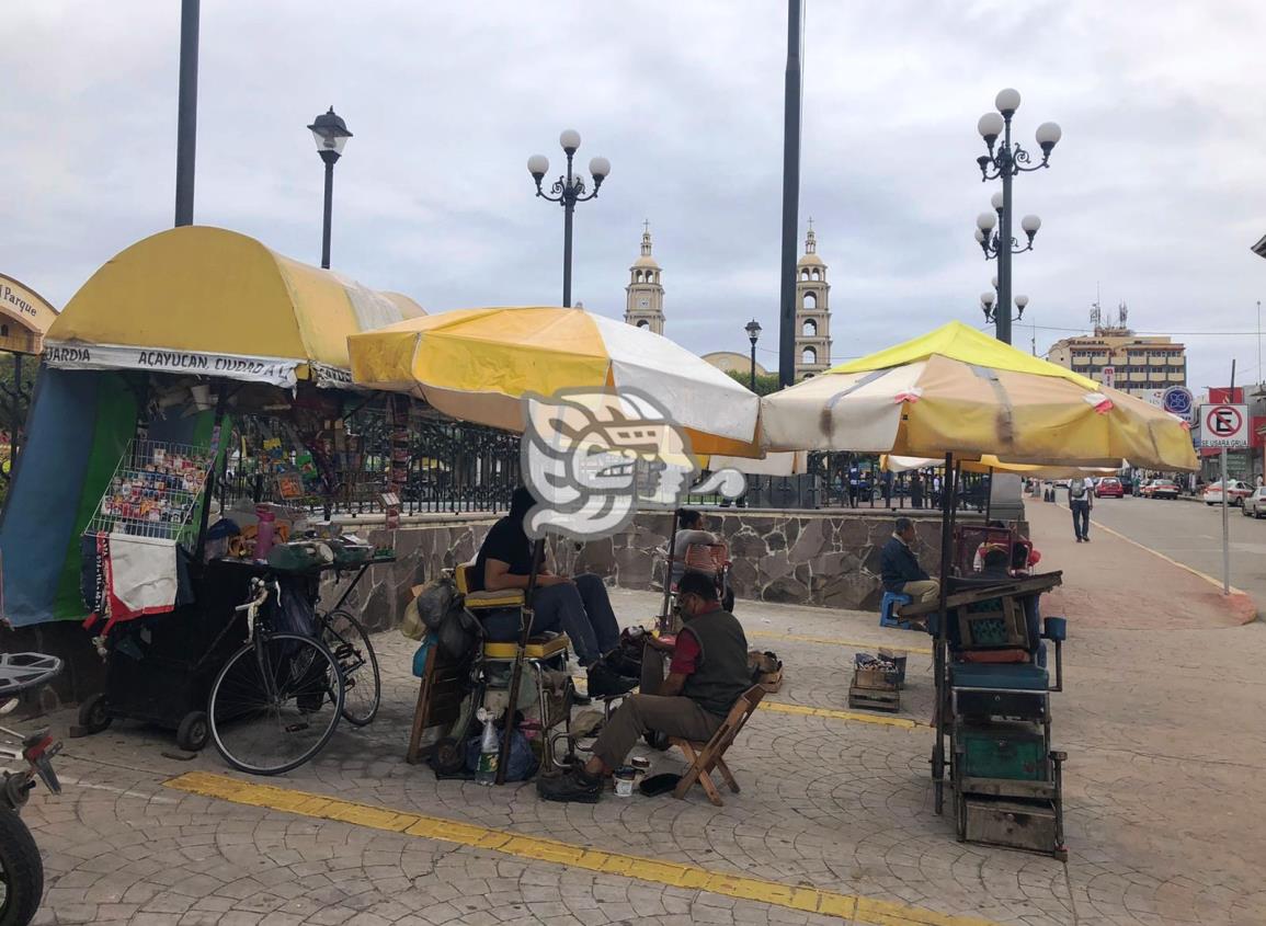 Comerciantes desalojan parque central de Acayucan por obra de SEDATU