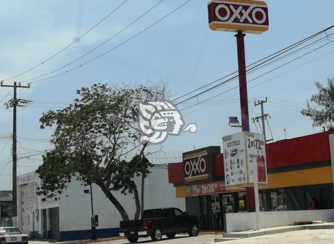 Par de delincuentes intentaron asaltar tienda Oxxo de la colonia Palma Sola